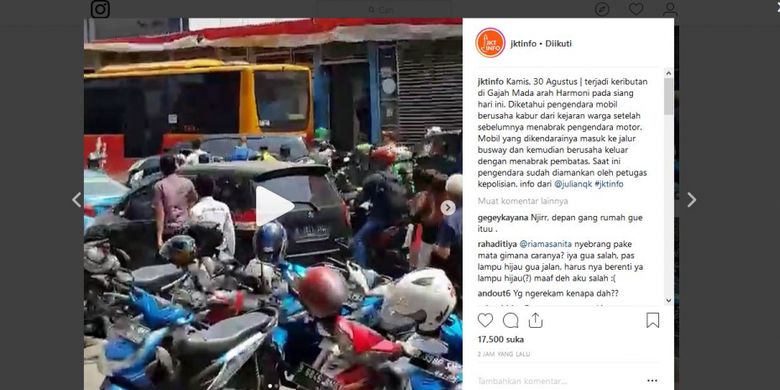 Sebuah mobil Grand Livina hitam bernomor polisi B 1965 UIQ rusak diamuk massa di sekitar Halte Transjakarta Mangga Besar, Jakarta Barat, Kamis (30/8/2018). 