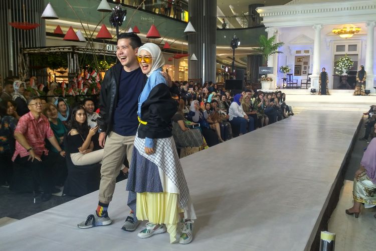Haykal Kamil dan istrinya Tantri Namira saat mengikuti fashion show di kawasan Puri Kembangan, Jakarta Barat, Selasa malam (14/8/2018)