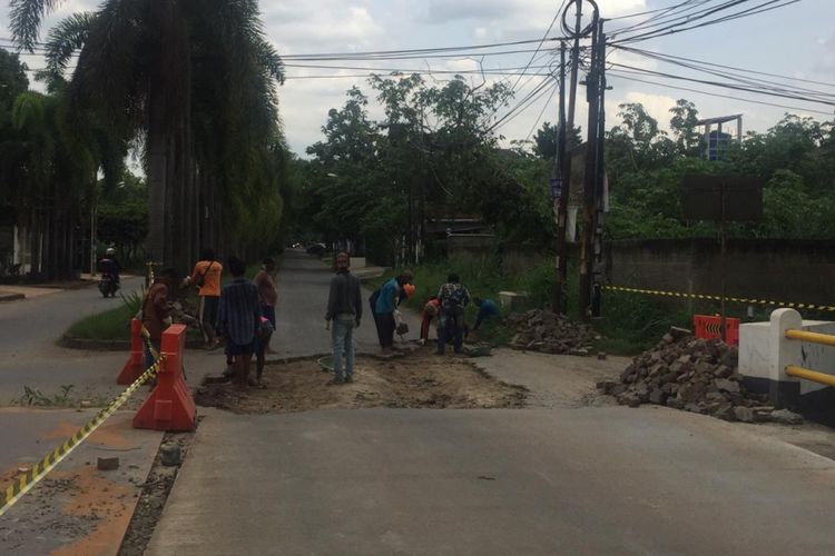 Sejumlah pekerja memperbaiki  jalan di Kompleks Perumahan Bukit Nusa Indah, Ciputat, Tangerang Selatan, Senin (17/12/2018). Warga telah melarang truk proyek Tol Serpong-Cinere untuk melintas di komplek perumahan mereka. Alasanya, jalan yang sebelumnya dalam kondisi baik, kini rusak setelah puluhan truk berlalu lalang di kawasan tersebut setiap hari. 