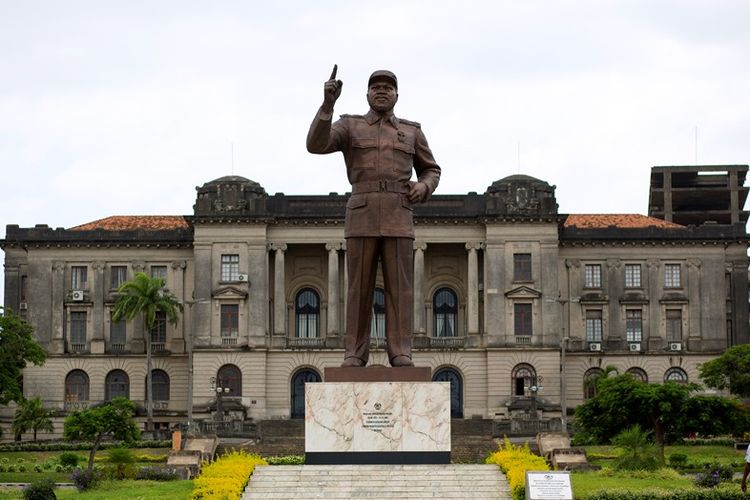 Patung presiden pertama Mozambik, Samora Moises Machel yang berdiri di Maputo.