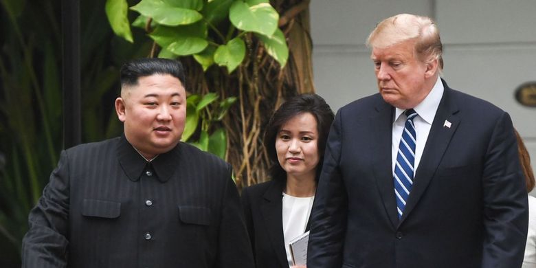 Pemimpin Korea Utara Kim Jong Un dan Presiden Amerika Serikat Donald Trump berjalan di Hotel Metropole Hanoi, Vietnam, dalam pertemuan hari kedua Kamis (28/2/2019).