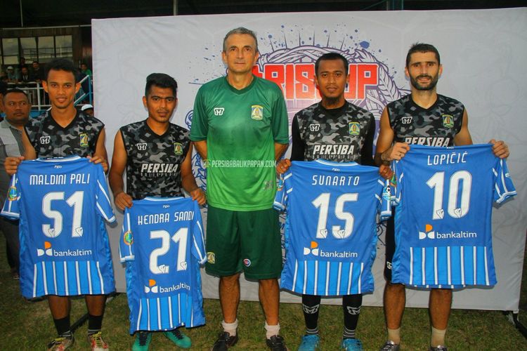 Para pemain baru Persiba Balikpapan bersama pelatih Milomir Seslija.