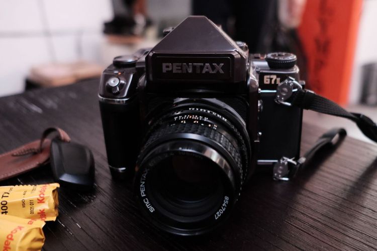 Kamera film tipe SLR medium format Pentax 67.