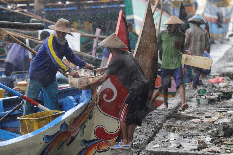 Nelayan menurukan hasil tangkapan mereka untuk dijual ke Tempat Pelelangan Ikan Ujung Watu, Kabupaten Jepara, Jawa Tengah, Minggu (23/10/2016). Pelarangan penggunaan alat tangkap cantrang membuat nelayan kecil sekitar perairan Jepara berharap dapat memperoleh tangkapan ikan yang melimpah.

Kompas/P Raditya Mahendra Yasa
23-10-2016 *** Local Caption *** Menurunkan Hasil Tangkapan-Nelayan menurukan hasil tangkapan mereka untuk dijual ke Tempat Pelelangan Ikan Ujung Watu, Kabupaten Jepara, Jawa Tengah, Minggu (23/10). Pelarangan penggunaan alat tangkap cantrang membuat nelayan kecil sekitar perairan Jepara berharap dapat memperoleh tangkapan ikan yang melimpah.

Kompas/P Raditya Mahendra Yasa
23-10-2016