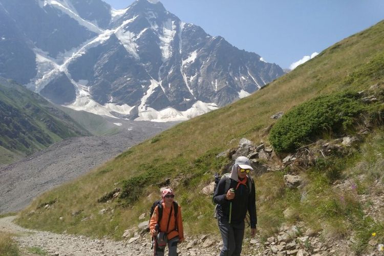 Tim BRI-Brawijaya Elbrus Expedition 2017 saat berlatih di sekitar Terskol – Mt. Chegat pada 12 Agustus 2017. 