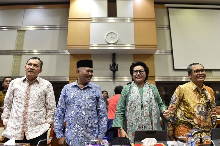 Ketua Komisi Pemberantasan Korupsi (KPK) Agus Rahardjo (kedua kiri) bersama Wakil Ketua KPK Saut Situmorang (kiri), Basaria Panjaitan (kedua kanan) dan Alexander Marwata (kanan) bersiap mengikuti rapat dengar pendapat dengan Komisi III DPR di Kompleks Parlemen Senayan, Jakarta, Senin (11/9/2017). Rapat kerja Komisi III dengan KPK tersebut membahas sistem pengawasan terhadap pengelolaan dan manajemen aset hasil tindak pidana korupsi di lembaga tersebut. ANTARA FOTO/Puspa Perwitasari/pras/17.