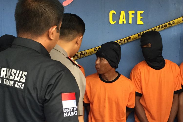 Kapolres Metro Tangerang Komisaris Besar Harry Kurniawan menanyai pelaku pengeroyokan dan pembunuhan di kafe karaoke Sabela, Kecamatan Benda, Kota Tangerang, Rabu (27/9/2017).