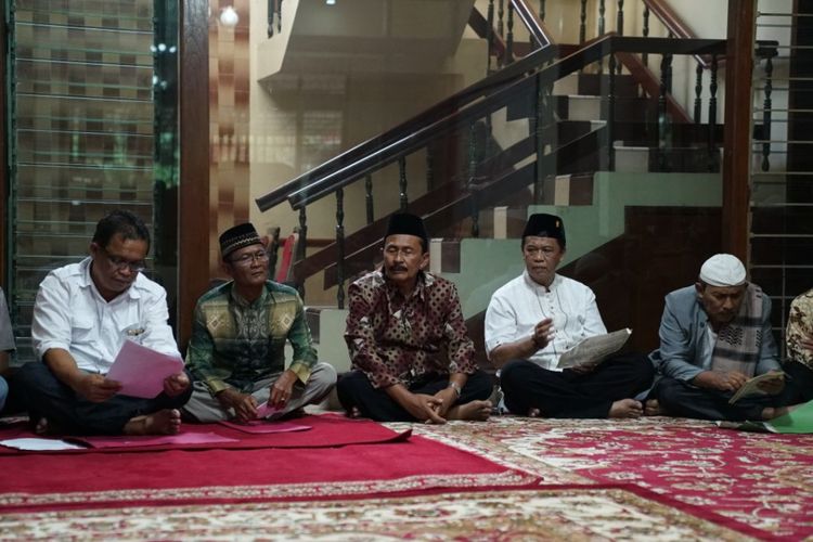 Keluarga Besar Ulama Pesantren Suryalaya yang tergabung dalam Relawan Baraya Kuring Ikhwan Suryalaya memberikan dukungan untuk pasangan Hasanah di Pilkada Jawa Barat 2018.