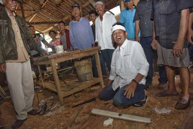 Calon Wakil Gubernur Jawa Barat Dedi Mulyadi di tempat pengolahan kayu.