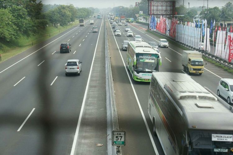 Penyempitan lebar jalan di KM 38 menjadi penyebab kepadatan di tol Jakarta-Cikampek, Sabtu (9/6/2018).