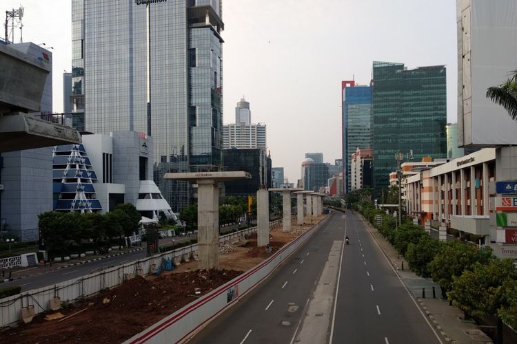 Suasana lengang jalanan Jakarta di hari pertama Lebaran Jumat (15/6/2018)
