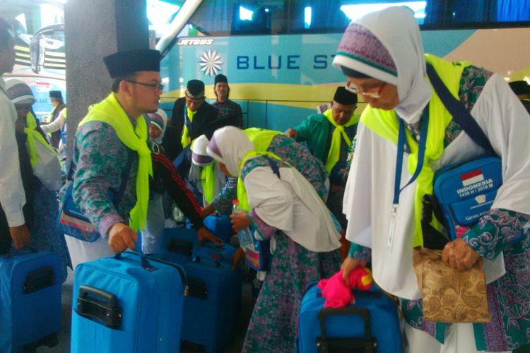 Jamaah calon haji tiba di Embarkasi Solo, Senin (16/7/2018).