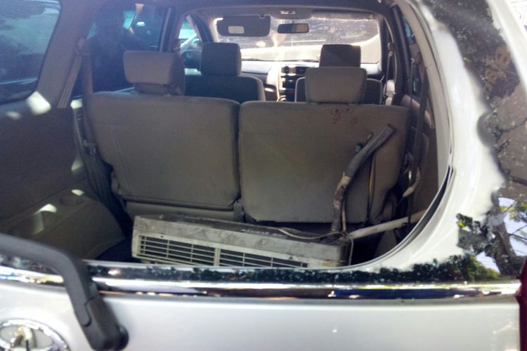 Tampak kendaraan Avanza silver yang ditumpangi korban mengalami pecah kaca belakang dan terdapat lubang peluru di tempat duduk korban pasca penembakan yang dilakukan penembak misterius Jumat (31/8/2018) dini hari lalu.