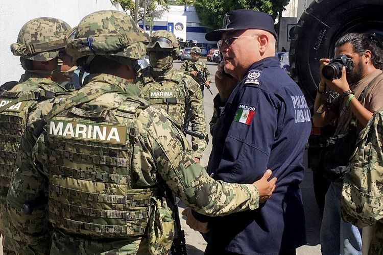 Pasukan Marinir Meksiko mengawal Sekretaris Keamanan Acapulco Max Lorenzo Sedano (kanan) Selasa (25/9/2018) setelah dibantu polisi negara, militer menyerbu Kepolisian Acapulco buntut kecurigaan institusi penegak hukum itu disusupi geng narkoba.