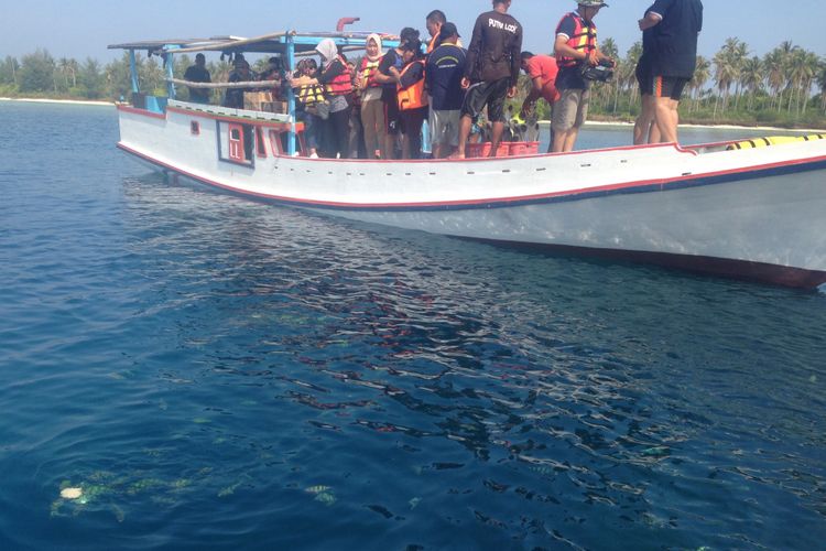 Sejumlah wisatawan hendak melakukan diving di perairan Kepulauan Karimunjawa