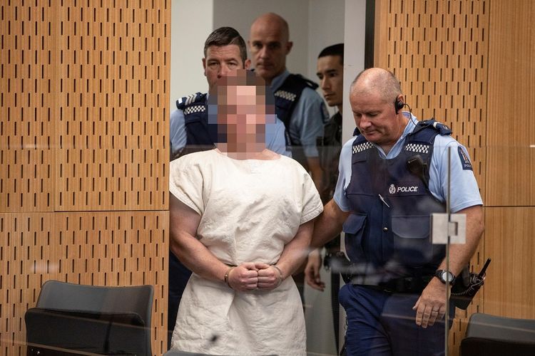 Brenton Tarrant ketika dihadirkan di pengadilan Sabtu (16/3/2019). Tarrant dikenai dakwaan pembunuhan kepada jemaah Masjid Al Noor dan Linwood ketika Shalat Jumat di Christchurch, Selandia Baru (15/3/2019). Wajahnya diburamkan untuk mempertahankan haknya mendapat persidangan yang adil.