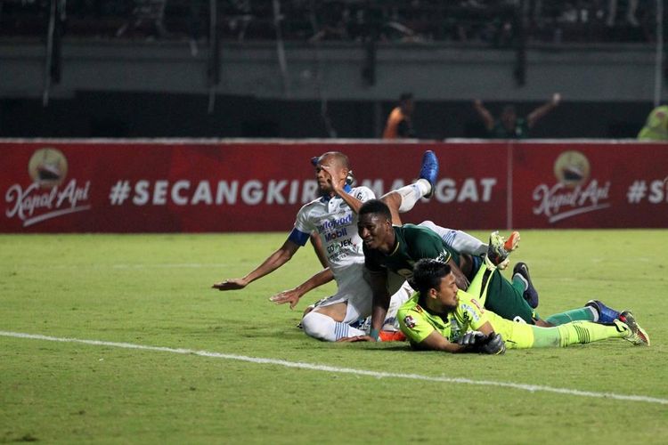 Striker Persebaya, Amido Balde, berjibaku dengan dua permain Persib Bandung, Supardi Nasir dan Muhammad Natshir pada laga yang berlangsung di Stadion Gelora Bung Tomo, Suarabaya, Jumat (5/7/2019). Pertandingan tersebut dimenangi oleh Persebaya dengan skor 4-0. 