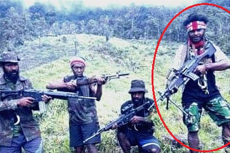 Sosok Egianus Kogoya (dilingkari) yang dianggap oleh TNI/Polri sebagai orang yang paling bertanggungjawab terhadap berbagai aksi penembakan di Kabupaten Nduga, Papua