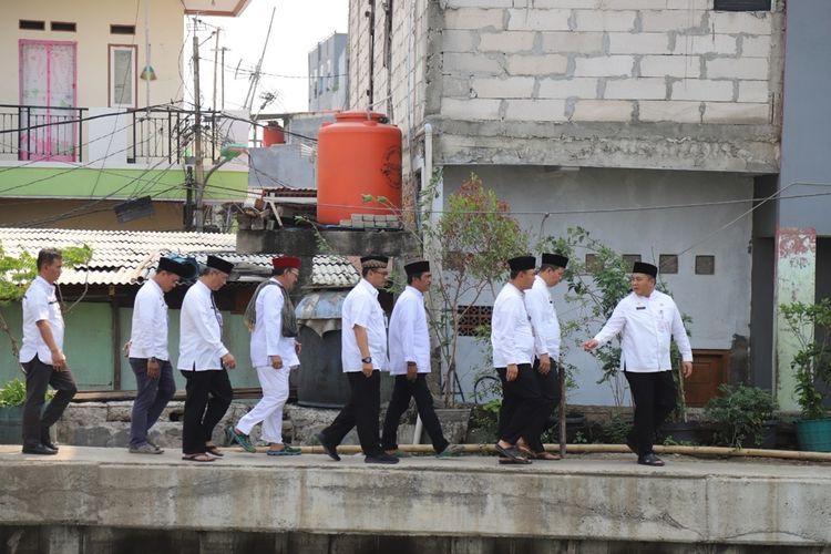 Pemkot Jakut menyambangi Kampung Akuarium dan Kampung Luar Batang dalam rangka peninjauan pembangunan jembatan penghubung