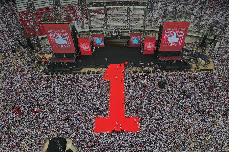 Foto aerial suasana Konser Putih Bersatu di Stadion Utama GBK, Jakarta, Sabtu (13/4/2019). Konser itu merupakan kampanye akbar untuk memenangkan pasangan Capres-Cawapres nomor urut 01 Jokowi-Amin.
