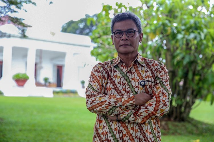 Caleg dari Partai Demokrasi Indonesia Perjuangan (PDI-P) dapil Jawa Timur VII, Johan Budi saat diwawancarai, di Jakarta, Selasa (19/3/2019).