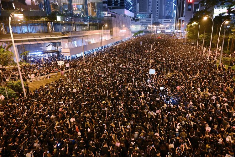 Ribuan peserta unjuk rasa yang mengenakan baju hitam memenuhi jalanan Hong Kong Minggu (16/6/2019) sebagai bentuk menentang UU Ekstradisi.