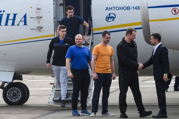 Presiden Ukraina Volodymyr Zelensky (kanan) menyambut mantan tahanan setelah mereka dibebaskan oleh Rusia dalam program pertukaran tahanan di Bandara Internasional Boryspil di Kiev Sabtu (7/9/2019).