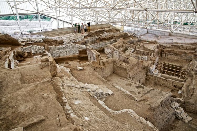 Ekskavasi situs arkeologi di Çatalhöyük pada tahun 2015