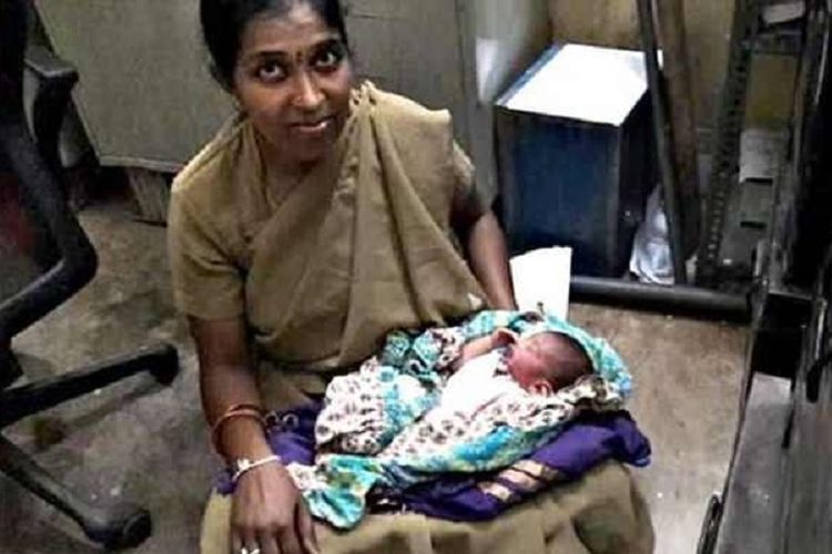 Archandra, seorang polwan dari kota Bangalore, India bersama bayi yang ditemukan warga di tempat sampah.
