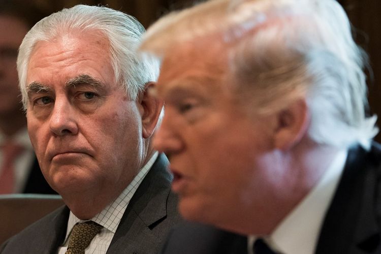 Rex Tillerson ketika masih menjabat sebagai Menteri Luar Negeri Amerika Serikat (kiri), duduk di samping Presiden Donald Trump dalam Pertemuan Kabinet di Gedung Putih, Washington, (16/10/2017).