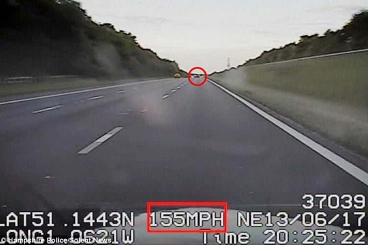 Video dengan pencatat kecepatan di mobil Jamie Foster menunjukkan kecepatan mobil John Hornby mencapai 155 mil per jam, atau sekitar 250 kilometer per jam.