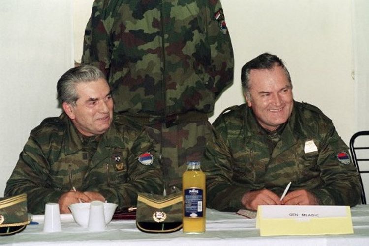 Ratko Mladic (kanan), dan wakilnya, Milan Gvero, saat 1993. Mladic dianggap menjadi otak pembantaian 8.300 orang etnis Muslim Bosnia, dan pembersihkan terhadap 2,2 juta orang dari Serbia-Bosnia