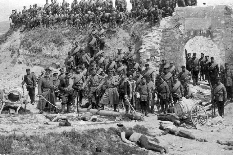 Pasukan Bulgaria usai merebut benteng Ayvaz Baba di luar kota Adrianopel pada Maret 1913. 