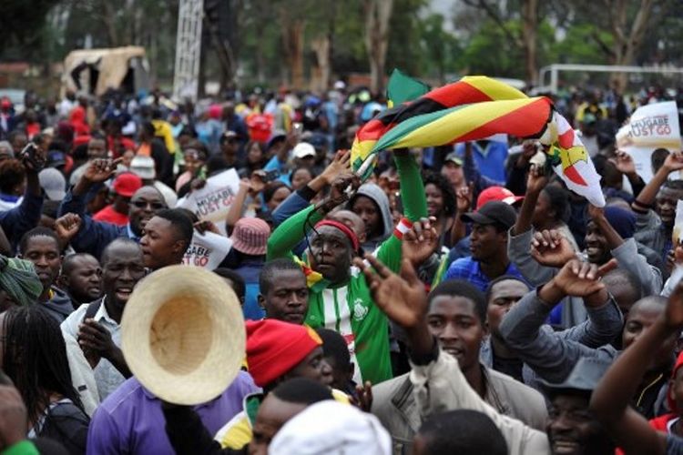 Puluhan ribu masyarakat Zimbabwe berkumpul di Harare dalam demonstrasi besar-besaran dalam rangka mendesak Presiden Robert Mugabe mundur dari jabatannya (18/11/2017)