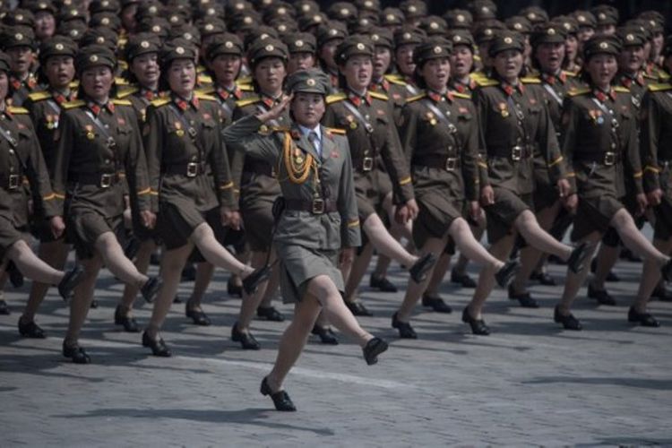 Tentara perempuan Korea Utara saat melakukan parade militer.
