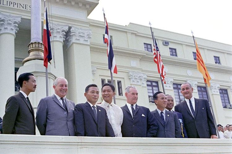 Para pimpinan negara anggota SEATO PM Nguyen Cao Ky (Vietnam Selatan), PM Harold Holt (Australia), Presiden Park Chung-hee (Korea Selatan), Presiden Ferdinand Marcos (Filipina), PM Keith Holyoake (Selandia Baru), Letjen Nguyen Van Thieu (Vietnam Selatan), PM Thanom Kittikachorn (Thailand), dan President Lyndon B Johnson (AS) saat menghadiri KTT SEATO di Manila 24 Oktober 1966