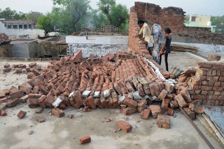 Dinding pada rumah penduduk ambruk akibat badai pasir yang menerjang distrik Agra, Uttar Pradesh, India, Kamis (3/5/2018). (AFP)