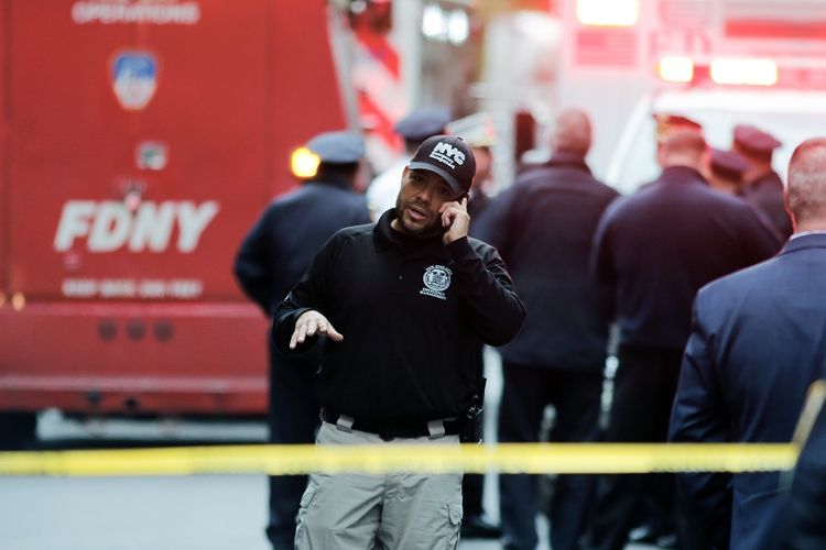 Polisi mengamankan kawasan Midtown Manhattan, New York, Jumat (26/10/2018) setelah sebuah paket mencurigakan ditemukan, kali ini dialamatkan untuk senator dari Partai Demokrat Cory Booker. 