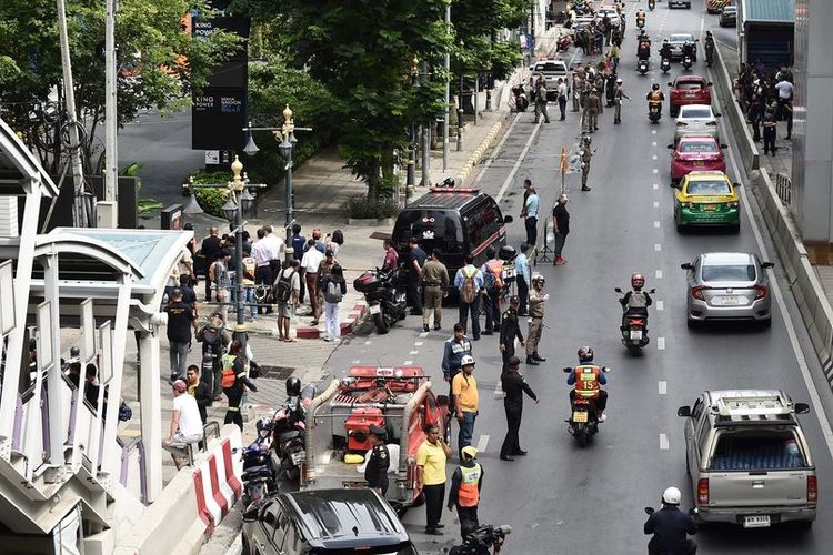 Pejalan kaki, polisi, serta regu penyelamat lain berkerumun di stasiun BTS Chong Nonsi di utara Bangkok, Thailand, setelah dua ledakan terdengar Jumat pagi (2/8/2019).