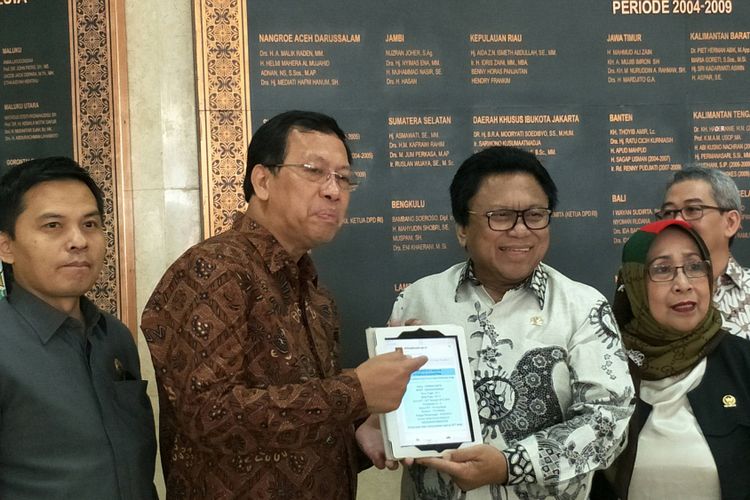 Direktur Jenderal (Dirjen) Pajak Robert Pakpahan (kedua kiri) dan Ketua Dewan Perwakilan Daerah (DPD) Oesman Sapta Odang (ketiga kanan) saat acara pelaporan SPT Tahunan Pimpinan DPD di Gedung DPD, Senayan, Jakarta, Jumat (23/3/2018).