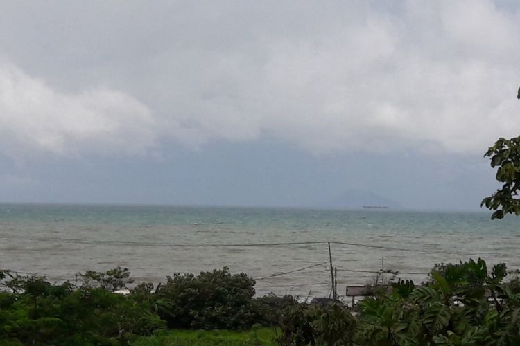 Gunung Anak Krakatau terlihat dari Pos Pemantaun Pasauran, Kabupaten Serang, Kamis (27/12/2018). Sejak Kamis pagi, Gunung Anak Krakatau dinaikan statusnya dari Level II Waspada menjadi Level III Siaga