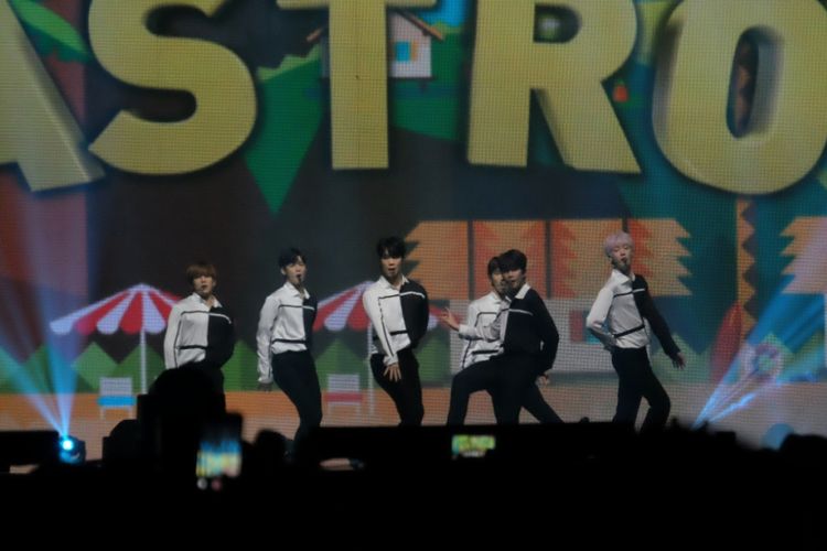 Astro tampil di Music Bank in Jakarta di JIExpo Kemayoran, Jakarta Pusat, Sabtu (2/9/2017) malam.