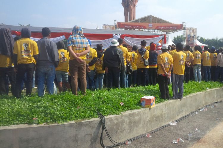 Deretan tanaman bunga landep rusak terinjak massa saat Partai Hanura menggelar panggung rakyat sekaligus pelantikan Pengurus Dewan Pimpinan Daerah (DPD) Partai Hanura Jawa Barat di Taman Tegalega, Kota Bandung, Sabtu (7/10/2017). 