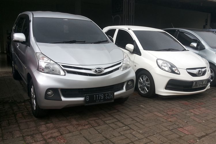 Deretan mobil bekas yang dijual di diler Kara Motor, Jalan Margonda, Depok, Selasa (13/2/2018).