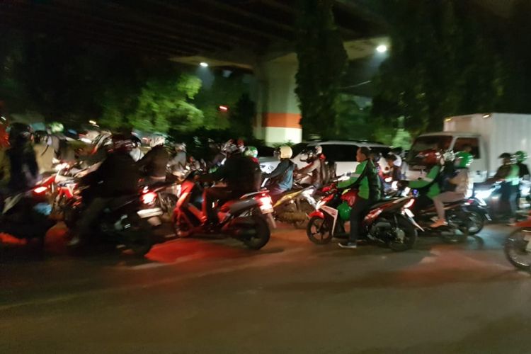 Kendaraan yang akan mengarah ke Kalimalang di Di Panjaitan Jakarta Timur, Kamis (7/6/2018)