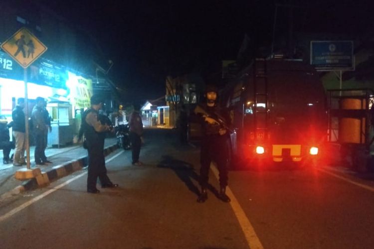 Jalan Raya Sanden, Kecamatan Mageang Utara, Kota Magelang, ditutup sementara, karena tim jibon Polda Jateng sedang memeriksa kardus diduga berisi bom, Kamis (19/7/2018) dini hari