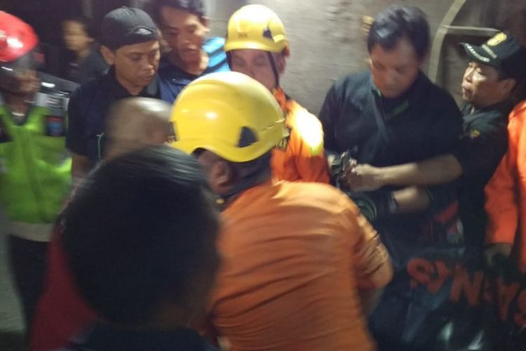 Tim Recue melakukan evakuasi terhadap salah satu warga yang tertimbun akibat bangunan rubuh di Kota Semarang, Selasa (21/8/2018)