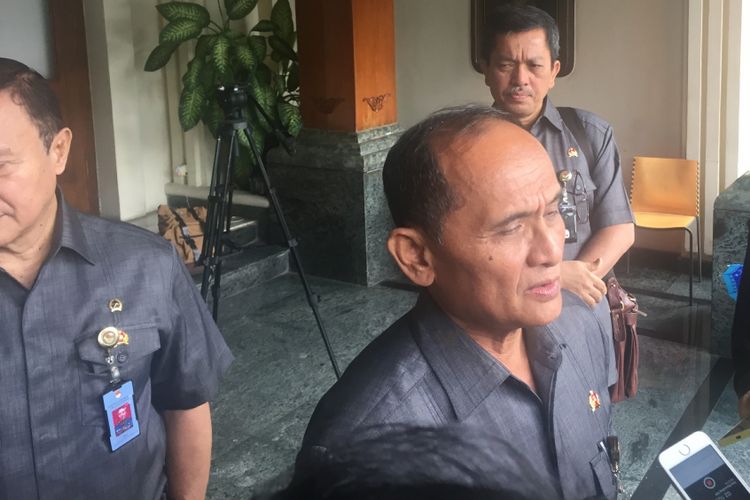 Ketua Tim Pelaksana KKIP Laksmanana purn TNI Soemardjono usai pertemuan, di Kantor Kemenko Polhukam, Jakarta, Kamis (8/2/2018). 