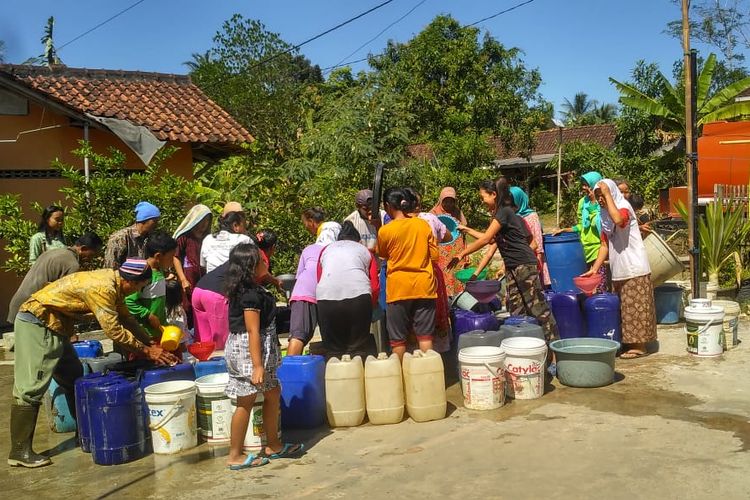 Petugas BPBD mengirimkan bantuan air bersih untuk warga yang mengalami krisis air bersih di Kabupaten Cilacap, Jawa Tengah, Kamis (20/6/2019).