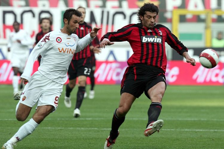 Bek AC Milan, Kakabher Kaladze asal Georgia (kanan), berada dalam tekanan pemain AS Roma, Mirko Vucinic dari Montenegro, saat keduanya berlaga di Serie A Stadion San Siro di Milan, Minggu (28/10). Roma menekuk Milan 1-0 (0-0).